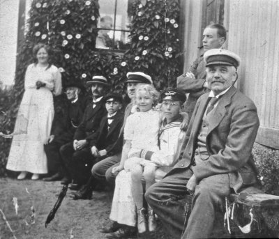 1. Anna Fasth, fru  2. Karlsson i Boda,nämndeman  3. Per Otto Ingeström, hemansägare.  4. Martin Ingeström  5. Gustaf Kjell Fast, köpman  6. Britta  Fasth ( dotter till Axel o Anna Fasth )  7. Valter Karle Teol. studerande  8. Axel Fasth, köpman  9. Karl Johan Karle, bankdirektör. 

090408/KG