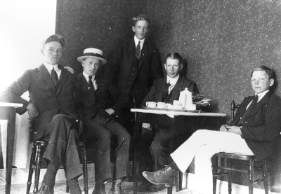 Från vänster  1. Gustav Torin, Stockholm.  2. Eken Andersson  3. Axel Lilja, kontorist  4. Erik Hultman ( Gädda ) tidningsman  5. Erik "lövet" Jaensson, elektriker .   