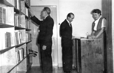 Storebro bibliotek på "Herrgården" inviges. 1950-talet  1 Axel Bottner Svarvare Storebro 2 Ossian Åberg Svarvare V-by 3 Fru Lilly Bottner bibliotekarie            T.E.