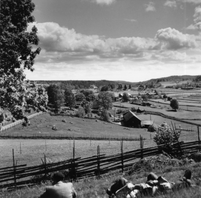 Djursdala, från Solklinten mot Djursdala by med Dahlmans affär i mitten

Dok.100601/KG