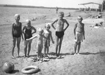 Barnhemmet, Krön
"Meddelande
På förekommen anledning får jag härmed bedja de lantbrukare, som på hösten 1927 skänkte en del timmerstockar för uppförande av barnhemsbyggnaden i Vennebjörke, vända sig till mig före den 15 april för utfående av den ersättning, vartill de kunna anse sig vara berättigade. Då jag ej vet om barnhemmets verksamhet kommer att fortsätta efter detta års utgång, vill jag hava klarhet i denna sak. Vimmerby den 21 mars 1940. Mimmi Ingeström"
Vimmerby Tidning 20/3 1940



Dok.080214/RS