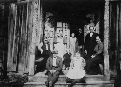 Södersholm 1920 - 1921 Ramsefall Södra Vi
Henning Karlsson, Ernst Karlsson, Anna Karlsson, Stig Andersson, Alma Andersson, Agnes Karlsson, Josefina ( Fina ) Karlsson Bäckstugan, Tor Andersson, Selma Andersson