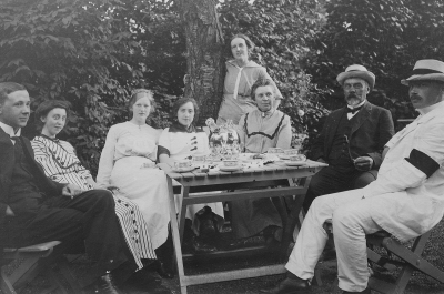 1. Kamrer Björnsson  2. Britta Wahlberg  3. Stina Lindberg  4. Kerstin Wahlberg  5. Rut Lindberg  6. Fru Lindberg  7. Inspektör Segerstedt  8 Erik Wahlberg.