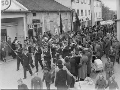 1 :e Maj 1948 förgrunden Elsie Eriksson med Bosse i vagnen taget från Burseiska huset  Elsie Eriksson, 2 Ingeborg Gustavsson, 3 Folke Gustavsson Deucopuer, 4 Karl  Johnsson Musikfanjunkare, 5 Samuelsson Bilskolelärare, 6 Yngve Karlsson (Venaholm), 7 Per-Olof Olsson Kärda, 8 Hansson Grägarp, 9 Tore Lundgren R.K-ordf., 10 Nils Lindblad Konsum, 11 Enar Fredriksson Kommunalarbetare, 12 Lindersson (Tandläkare), 13 Sven Liljeblad Filare, 14 Karl-Ivar Ericson, 15 Ingrid Karlsson, 16 Evald Karlsson, 17 Bo Eriksson i vagnen, 18, 19, 20. T.E