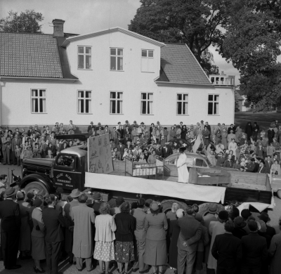 Barnens dag firande
Rektorsgården ( stadsbiblioteket ) i bakgrunden 

Dok.111026/KG
