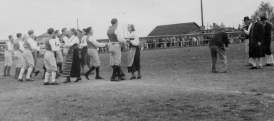 Folkdans på Idrottsplan 6 juni, i samband med Svenska Flaggans Dag. Mitt i bilden Gunnar Nilsson. Tvåa f. v. Margareta Karlberg,  trea fr.v. Helge Karlsson.  Längst till höger om dansarna paret Bruseviz?   