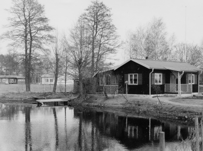 Kurt Helanders hus vid branddammen vid Ö. Tullportsgatan ( tidigare " Ida i Dammbäck " ) i bakgrunden nybyggda brandkårsmuseet maj 1977. 