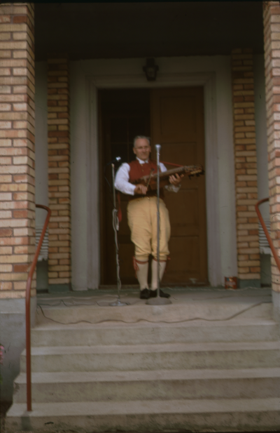 Spelman med nyckelharpa
Festligheter i Kåreda på vägen mellan Älö och Ålhult

090401/KG