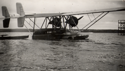 Orginalkort finns ej. Södra Vi Pilot Olle Ekman på sjön Krön plan Siskorski S38    

Planet är en Sikorsky S-38 och det var ett amfibieplan som kunde landa på vatten eller på en bana på land.
Två stjärnmotorer från Pratt & Whitney på 400 hk vardera såg till att planet kunde flyga.
 
Det flög för första gången 1928 och 101 plan av typen tillverkades.
Uppgiftslämnare Jan Sandgren, Bua, Halland.