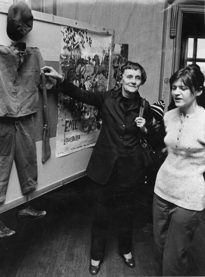 1 Astrid Lindgren på Rådhuset, 2 Margareta Josefsson, bibliotekarie. Den 4/12-71.