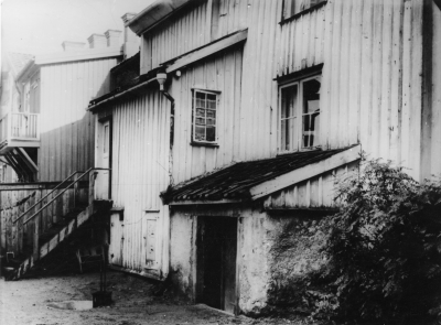 Storgatan 17, Vilhelms Karlssons.   T.E.
Garvaregården
