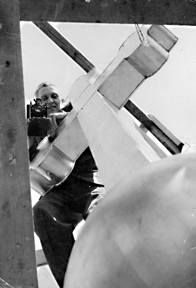 Thorvald Eriksson ovan korset på V-by kyrka vid renovering 1950 Taget av Theodor Gustavsson		T.E.