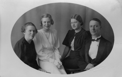 Fam Alexandersson, dottern Veras konfirmation. Från vänster Thyra född Västerberg,  Vera, Siri och Abraham Alexandersson  (slaktare). 