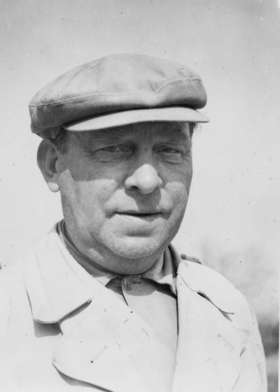 Cementarbetare Elving Ax född 24/8 - 1894 död 8/12 - 1958.     