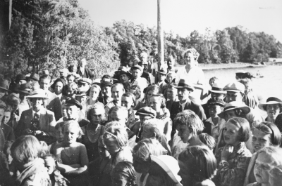 Simskola Krönbaden år ? T.E.  1 Karl Malmberg, Fabrikör 2 Märta Lundberg 3 Albert Thunberg 4 Einar Karlsson 5 Inga Nilsson - Lindblad  
Okänd