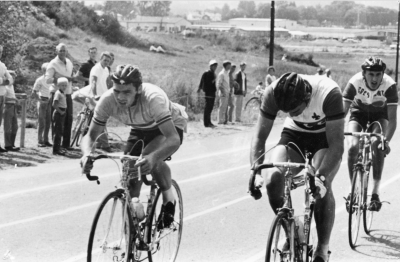 Cyklisten till vänster  1. Nils Johansson "snick snack".   