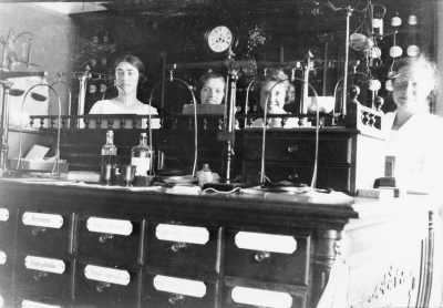 Apoteket Vimmerby. 1? Pettersson fröken,         2 Karin Åberg, född Lilja Vimmerby, 3 Vivan Österberg, gift Hellberg Storebro, 4 Fru Hogen f. Blad, Partille, Göteborg.    