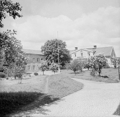 Sevedegatan 21 Grönsiskan Staden köpte gården av Per Johan Anderssons sterbhus Byggt 1822 ägare Borgmästare Svalander. I vänstra huset var sjukhus 1866-1880 revs 1960-talet. T.E