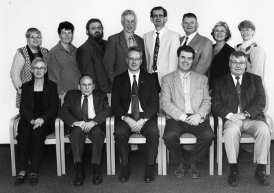 Kommunstryrelsen 1999 - 2002
Stående från vänster:
Anne - Marie Larsson ( C )
Solveig Eriksson ( S )
Kenneth Björklund ( S )
Kommunchef Christer Johansson
Veine Gustafsson ( Al )
Åke Sundstedt ( Kd )
Kommunsekreterare Eva Wickman 
Kerstin Andersson ( C )
Sittande från vänster:
( tillika kommunstyrelsens arbetsutskott )
Eva Berglund ( S )
Inge Schultz ( S )
Leif Larsson ( C )
Bo Svensson ( C )
Tomas Peterson ( M )