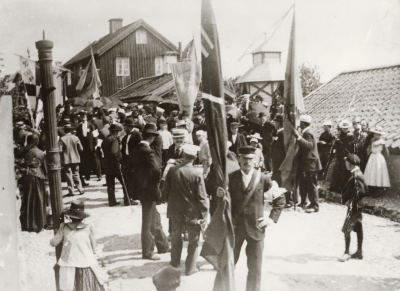 Nykterhets-demonstration på Storgatan utanför Borgmästaregården. ((Pumphuset revs 1910 ) ? T.E.  Stor nykterhetsdemonstration äger rum i Wimmerby nästa söndag, såsom synes af annons i dagens tidning. Man väntar att en väldig skara deltagare skola infinna sig. V.T. 4-9-1896    Stor Nykterhetsdemonstration i Wimmerby. Wimmerby stads nykterhetsföreningar komma att Söndagen den 6 September 1896 kl. 1 e. m. hålla en stor nykterhetsdemonstration, hvartill inbjudas alla inom vår ort och nejd för absolut nykterhet arbetande meningsfränder. Tal hållas af Folkskolläraren Evander och handl. Carl Nilsson. Meningsfränder, kommen allmänt! Musikkårer, fanor och standar torde medtagas. Samlingen sker å torget, derifrån afmarsch till Prestgårdsängen eger rum klockan 1 middagen. Efter ett kort demonstrationstal sker återtåg till staden och demonstrationen fortsättes i Salemskapellet med tal och musik. Inträdet till kapellet är endast 10 öre person. Skulle ogynnsam vädertek inträffa hålles demonstrationen i sin helhet i Salemskapellet.  Kommiterade.    V.T. 4-9-1896   
