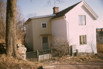 Hus beläget mellan Stångågatan och järnvägen

090423/KG