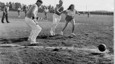 Stadsfullmäktiges match mot flickor vid Samrealskolan.  1. Joel Ahlqvist Handelskompaniet  3.  Jonsson,  Vaktmästare.  