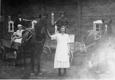 Fr. v.  1 Oskar Johansson Grinderum 2 Elsa Johansson Grinderum 3 Jeppe Johansson 4 E.M. Lindström - Carlsson ( Stensnäs )   Frödinge       