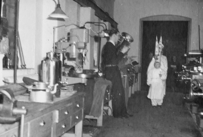 Lucia vid Beijers motorfabrik. Bengt Carlberg blåser i tuba 