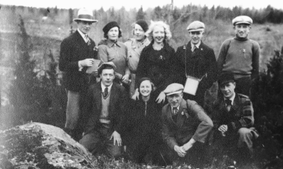 Främre raden från vänster  1 Carl Nösvall, hotellvaktmästare  2. Nösvall, fru  3. Sara Jansson ( nu Fransson )  4. Maj Olsson  6. Yngve Dahlman, tidningsman.  Nersta raden från vänster.  1. Putte Sjökvist  2. Maja Fransson ( gift Magnusson )  3. Kurt Larsson, snickare.  4. Bäckström, polis.      