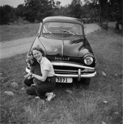 Evy Nicander och hunden Tufsi 1958.
Simca 57.