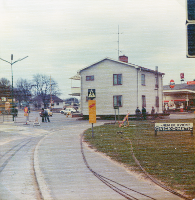 Husflyttning
Huset flyttades från Åbroallén till Hultsfredsvägen Västra Tullen. Huset hette Gläntan och byggdes av chaufför Alvar Svensson 1947. Det låg strax efter Tejles hus på Åbroallén 5 