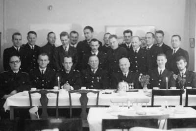 Vimmerby Brandkår 1966. .1 Birger Andersson ambulansförare, 2. Yngve Karlsson V. Brandchef, 3. Thorvald Larsson Brandförman, 4. John Svensson, 5. Åke Karlsson, 6. Arne Andersson, 7. Bernt Johansson Brandmästare, 8. Evert Nälgård, 9. Carl Svensson, 10. Gösta Ottosson, 11. Sven Johansson, 12. Carl-Erik Lindström, 13. Evert Turesson, 14. Edvin Johansson, 15. Nils Nicander Brandchef, 16. Lars Leander, 17. Yngve Leander, 18. Hugo Jaensson Brandförman, 19. Staffan Wettermark Brandförman, 20. Rolf Johansson, 21. Roland Lindgren. 