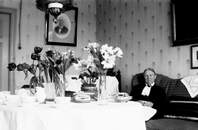 Beda Forsells födelsedag
Fotot på väggen föreställer Bedas man veterinär Lars Forsell. Avled 1904