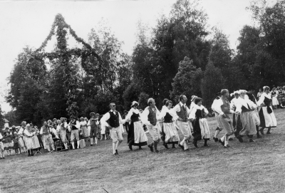 Midsommarafton.  Från vänster 1,?  2. Roland Franzén Vimmerby, 3. Ernst Bruce,  4. Sture Nyman Blackstad,  5. Johnny  Schulzén Spångenäs,  6. Thorvald Eriksson Vimmerby,  7.  Paul Johansson Vimmerby,   8. Per -Olof Rollborn (Hultsfred) Rumskulla,  9, ? 10. Urban Gunnarts Lönneberga,  11, ? 12. Lars Andersson Vimmerby,  13. Berit Henriksson Brantestad,  14. Bo Thorsell Tuna, 15. Gun Andersson Vimmerby,  16. Sven -Olof Andersson Storebro,  17.  Ann- Britt Henningsson Figeholm, 18. Ingvar Nilsson "Emil" Lönneberga,  19. Ylva Karlsson Södra Vi,  20. Gun-Britt Lagerström Storebro,  21. Rolf Eriksson Vimmerby, dansledare  22. Margit Larsson Mariannelund.                