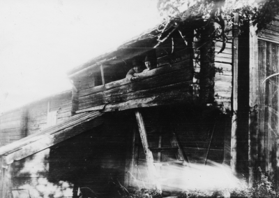 Från vänster 1) Gustaf Nilsson Hamra 2) Persson Vimmerby Överassistent  Loftbod ägare Gösta Karlsson   Loftboden finnes nu i Hembygdsparken i Hultsfred  1930-talet      