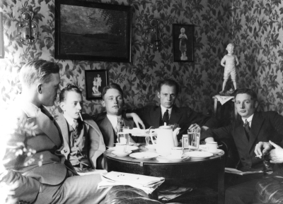 Från vänster 1. Erik Bendix, Vimmerby  2. Enold Ekberg, tidningsman  3. Gunnar Ericsson, riksdagsman, författare, konstnär, arrendator  4. Charlie Ericson, konstnär  5. Gösta Ericson, radioreperatör.    