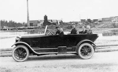 Taget troligen vid Gullringen  Bilen: Horsche 1920, ägare Vilhelm Wenström    Från vänster 1. Vilhelm Wenström Köpman 2. Erik Jaensson Elektriker 3. Gustav Torén 4. Eken Andersson ( Erik ) Vimmerby 5. Erik Hultman, Tidningsman ( Nya Posten ) ( "Gädda" )   