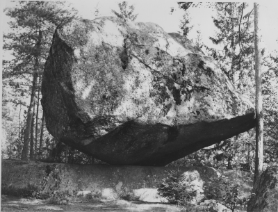 Runkesten Rumskulla socken. Med tålamod och bra krafter kan den sättas i gungning. 