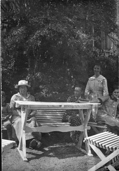 Gertrud, Nanny, Britta,? Gården Vimmerby.

Dok.090626/SJ