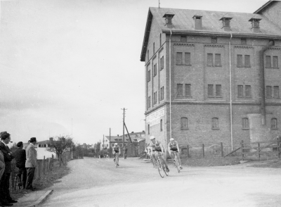 Cykeltävlan passerar Ringvägen Centralbryggeriet till vänster Astrid Lindgrens skolan i bakgrunden. Huset till vänster byggdes av Ansgarius Svensson köptes sedan avc Köpman Loord ( 1970-talet ).       