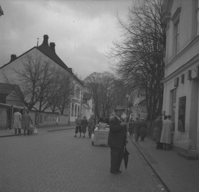 Musikfanjunkare / Sjökapten Urström. Bodde vid järnvägsstationen.
Storgatan mot Öster, V-by