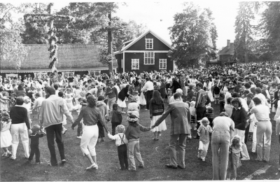 Dans kring midsommarstången 

Brunnsparken Södra Vi 