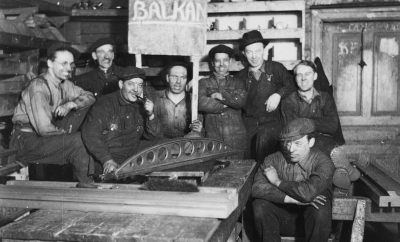 Beijers AB. Från vänster. Seved Hasselkvist  filare, Knut Pettersson filare, John Lindgren filare Nils Nykvist filare,   Ivan Lindgren filare, Göte Leijon målare, Sten Karlfeldt filare, Gustav Lindgren filare.            