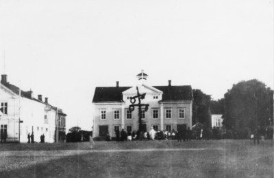 Midsommarafton på Vimmerby torg 1923. Mannen i vita kläder är lantmätaren Carl Erland Bentzer.   T.E.