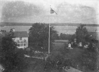 Krön, (Pålsson) Vennebjörke
Ljusa huset finns kvar än idag men det byggdes om kraftigt i slutet av 1930-talet och fick då sitt nuvarande utseende. Var en tid Krönbadens pensionat



Dok.080221/RS