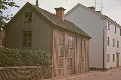 Drottninggatan 18
Här bodde fam Hagman och Lundberg. Huset till höger är Handelskompaniets kontor (Uppgift PRO´s bildcirkel)
jmfr vklba13538

090407/KG