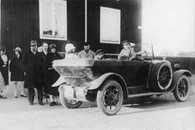 Från vänster  1. Sigrid Hägerstrand syster till Oscar Wenström 2. Marian Hägerstrand 3. Oscar Wenström 4. Wicktor Hägerstrand 5. Gerda Wenström 6. Alice Jacobsson 7. Lagge Jacobsson 8. Lennart Wenström 9. Per Wenström 10. Wilhelm Wenström  Bilen. Horch 1922 årsmodell 30 hkr.    