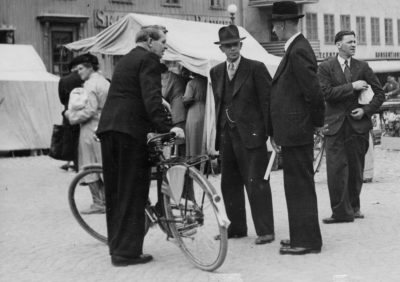 1. Nils Kulrander, försäljningschef,  2. Hammarlund byggmästare,  3. Robert Öst, byggmästare.      