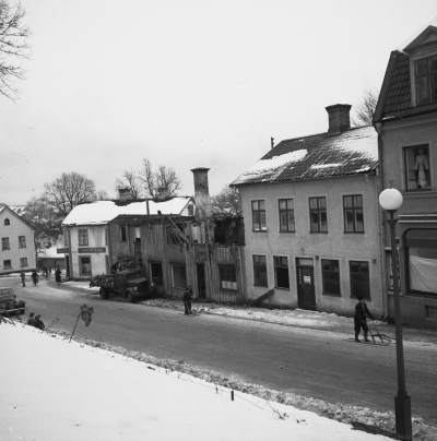 Storgatan 

Dok.110413/KG

Storgatan 54, Thörnbergska huset rives. 1950 även huset intill revs när Erik Karlberg byggde sitt hus kvarteret Måsen 1.   T.E.
