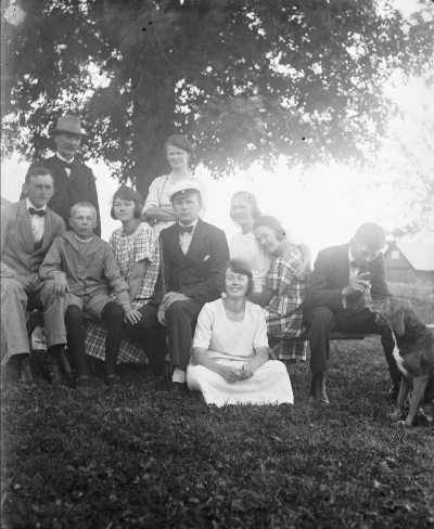 Gruppfoto med hund 1910-talet.